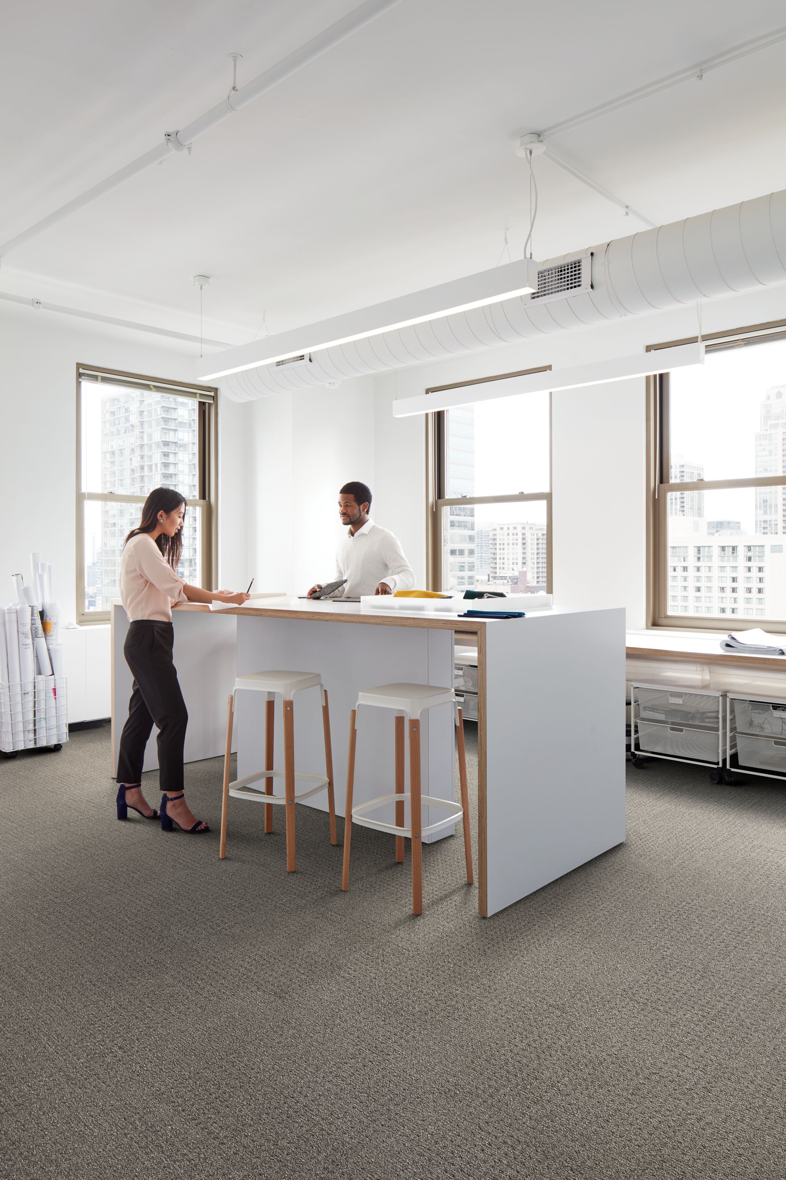 image Interface Dover Street carpet tile in work area with standing desk and two chairs numéro 1